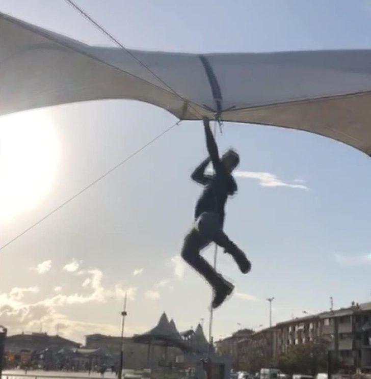 Rüzgarda çadırın ipini bırakmayan pazarcı metrelerce yükseldi  G3