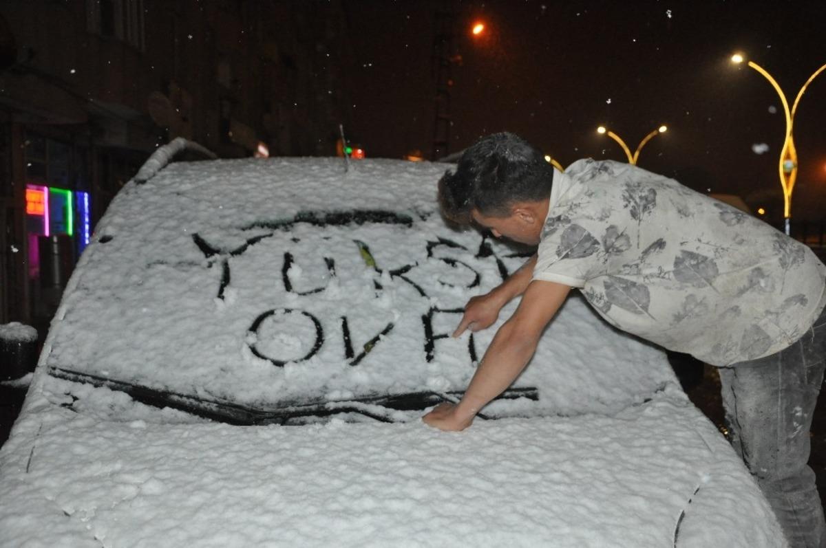 Y&uuml;ksekova&rsquo;da kar yağışı