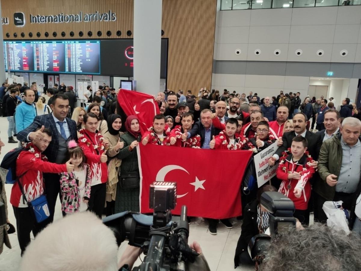 Altın &ccedil;ocuklara coşkulu karşılama