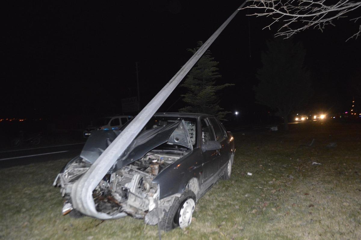 K&uuml;tahya'da, elektrik direğine &ccedil;arpan aracın s&uuml;r&uuml;c&uuml;s&uuml; yaralandı