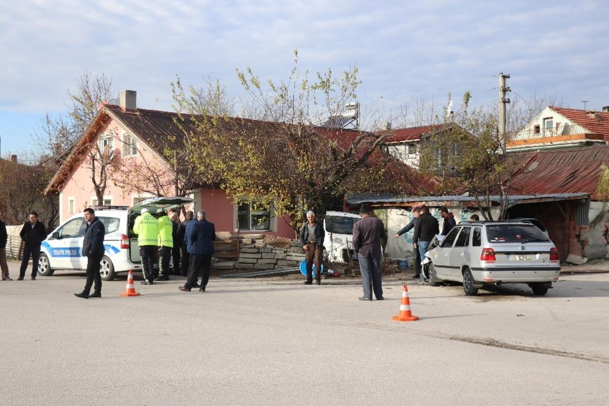 Bolu&rsquo;da, kaza yapan hafif ticari ara&ccedil; evin bah&ccedil;esine u&ccedil;tu