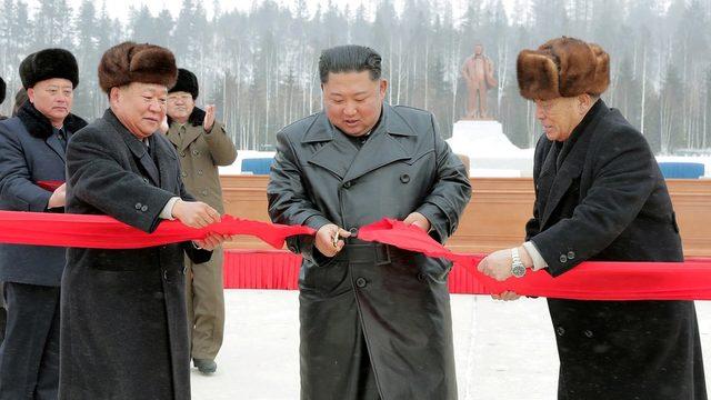 Kuzey Kore lideri Kim Jong-un, açılış töreninde kurdeleyi kesti.