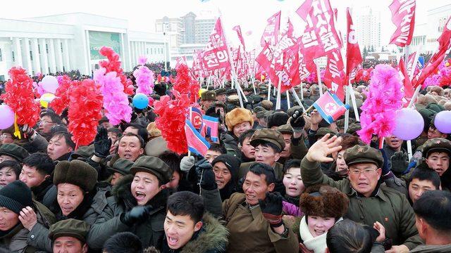 Kentin açılış törenine katılan kalabalıklar Kim Jong-un'u bayraklarla karşıladı.