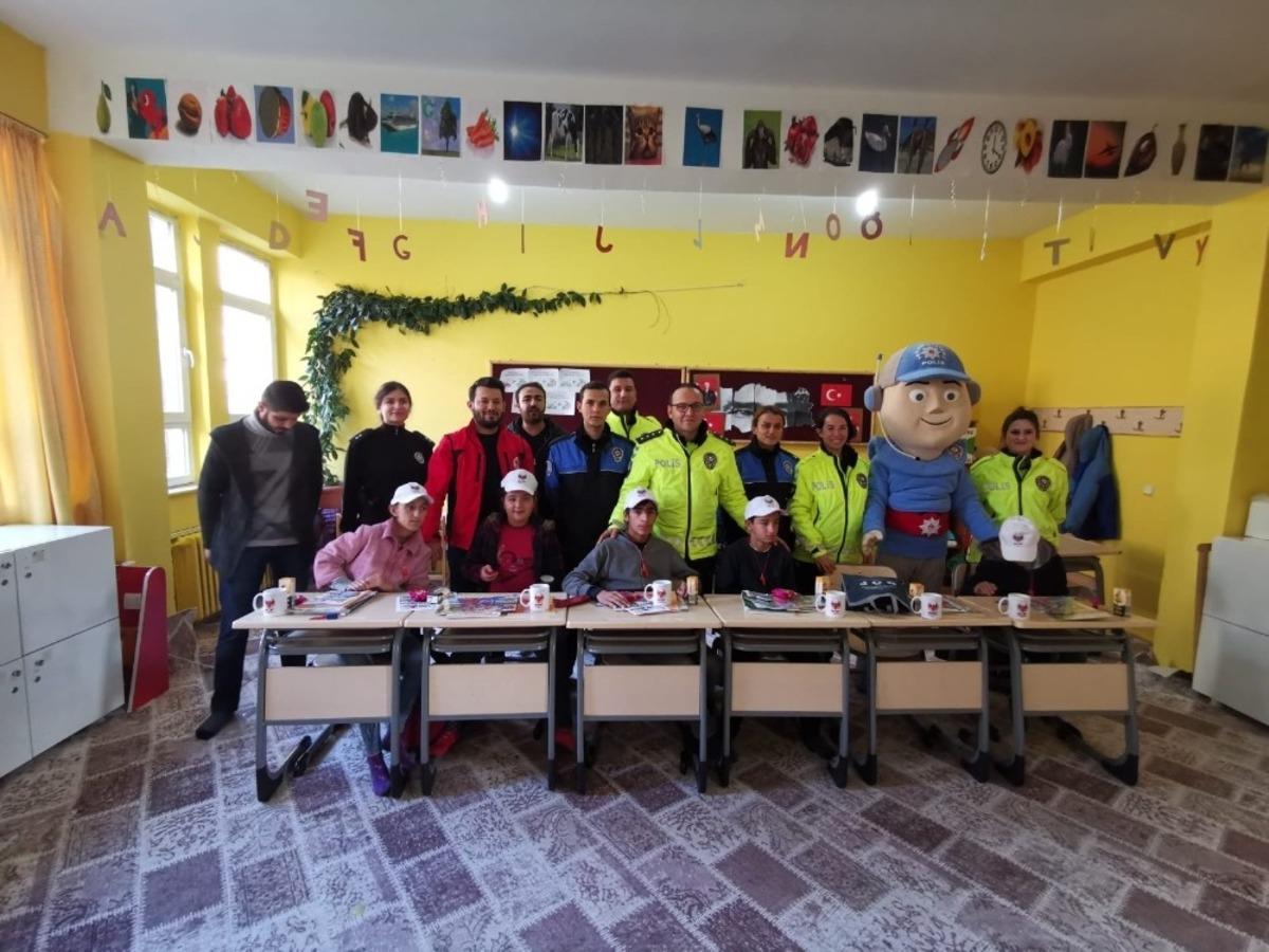 Hakkari polisi sevindirmeye devam ediyor