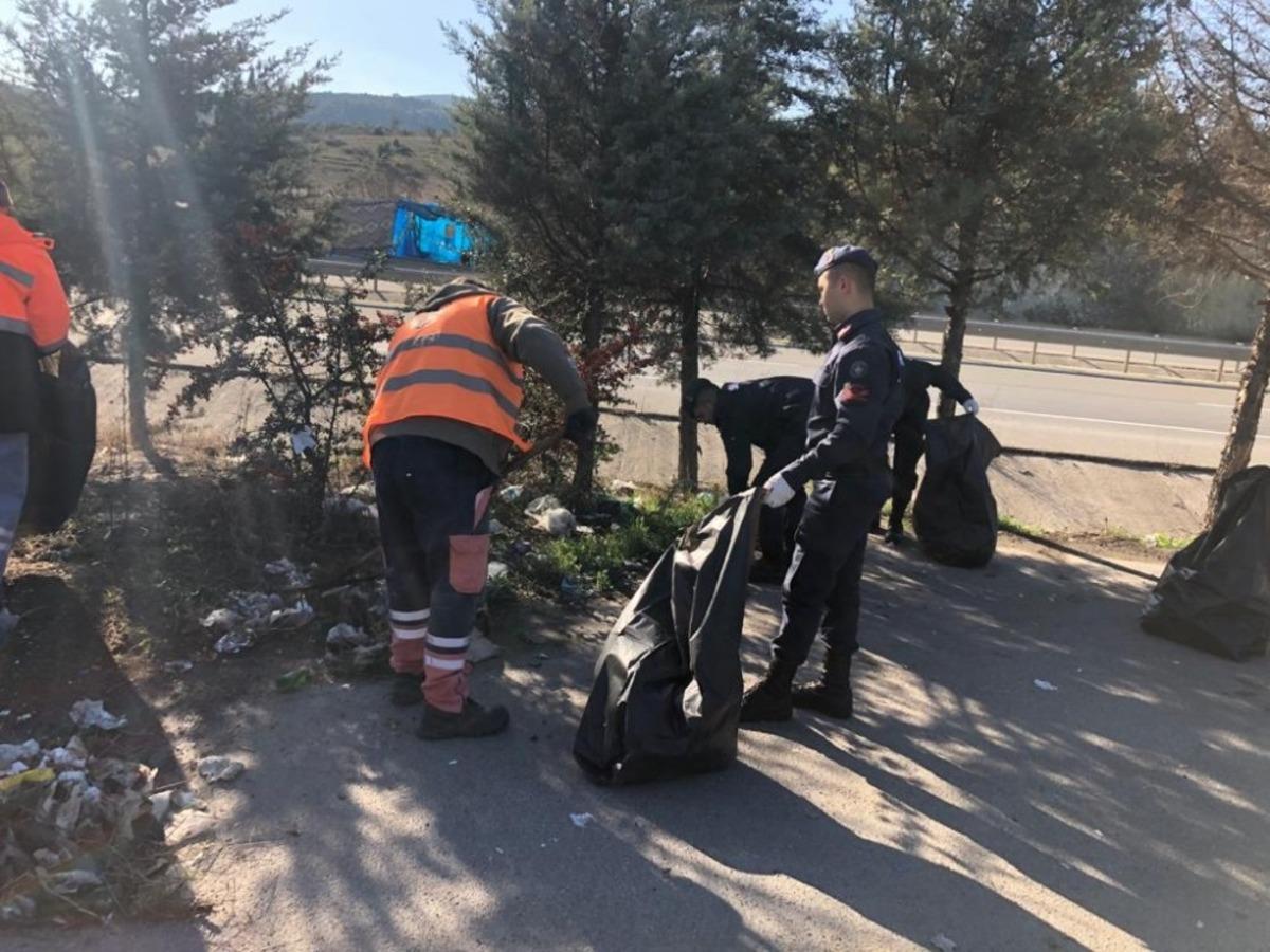 Jandarma ve Karayolları ekipleri dinlenme ve park alanları ile &uuml;st ge&ccedil;itlerde temizlik &ccedil;alışması yaptı