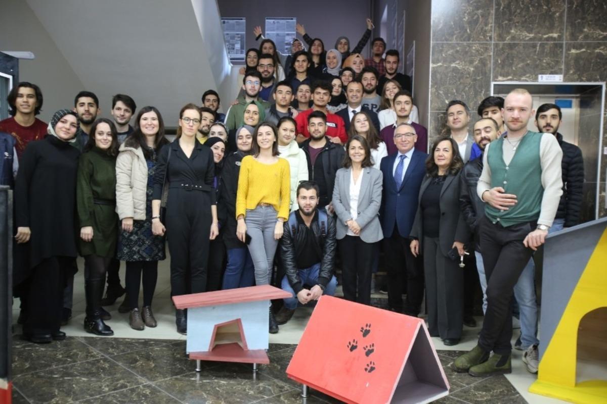 Sokak hayvanları i&ccedil;in tasarlanan yuvalar sergilendi