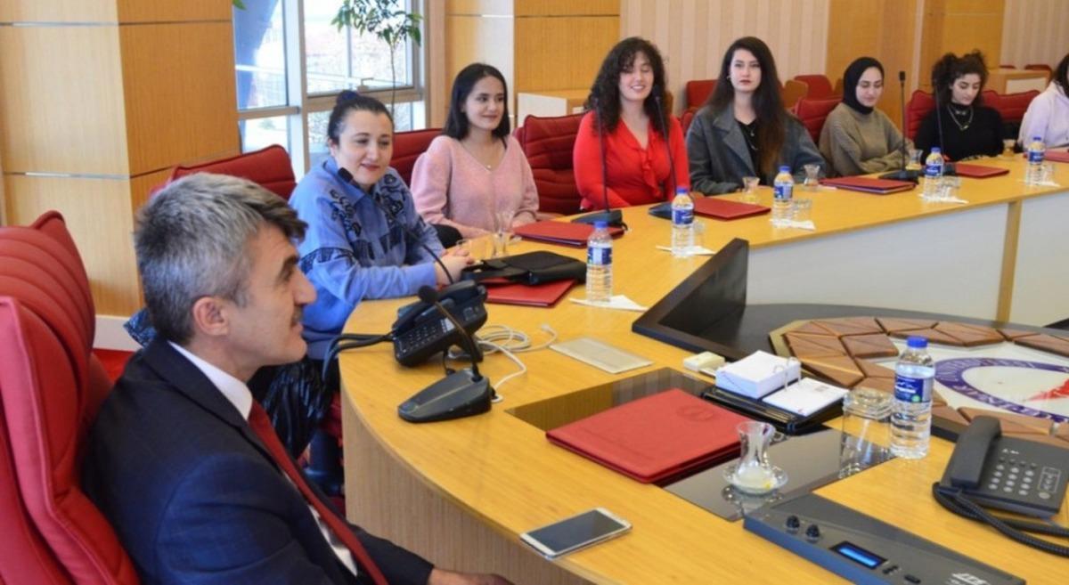 Rekt&ouml;r Uysal, G&uuml;zel Sanatlar Fak&uuml;ltesi&rsquo;nin &ouml;d&uuml;ll&uuml; &ouml;ğrencilerini kabul etti