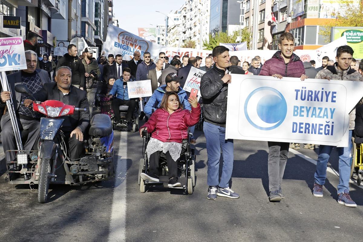 Diyarbakır'da engellilerden farkındalık y&uuml;r&uuml;y&uuml;ş&uuml;&nbsp;
