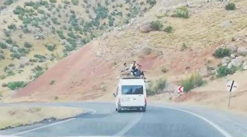 Minib&uuml;s&uuml;n &uuml;st&uuml;nde tehlikeli yolculuk