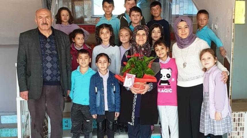 Minik &ouml;ğrencilerden işitme engelli ablalarına jest