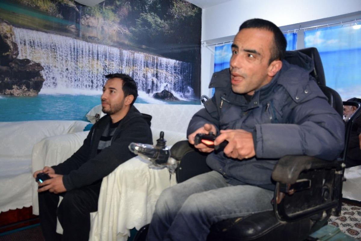 İmamlar engellileri g&ouml;n&uuml;llerince eğlendirdi