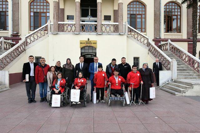 Vali Deniz’den engel tanımayan sporculara hediye