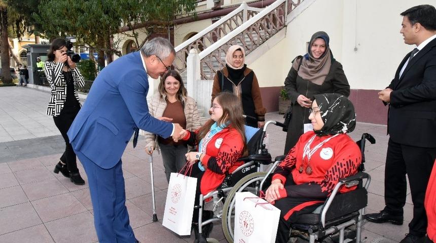 Vali Deniz&rsquo;den engel tanımayan sporculara hediye