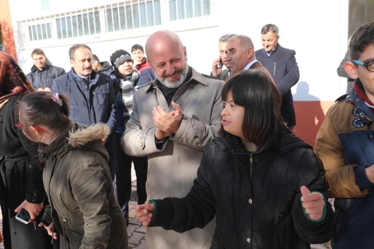 Başkan &Ccedil;olakbayrakdar, engellilerin y&uuml;reğine dokundu