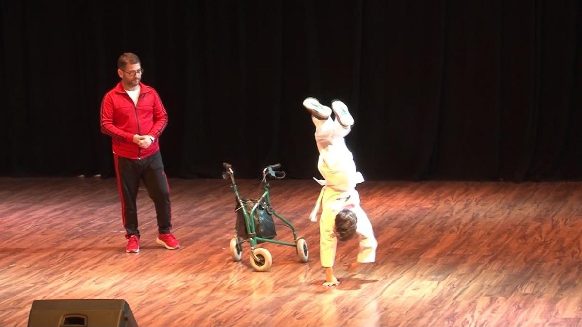 12 yaşındaki fiziksel engelli S&uuml;leyman Konuk&ccedil;u yaptığı akrobasi hareketleriyle izleyenleri b&uuml;y&uuml;ledi