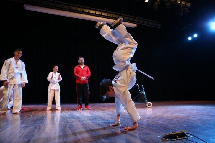 12 yaşındaki fiziksel engelli Süleyman Konukçu yaptığı akrobasi hareketleriyle izleyenleri büyüledi G3