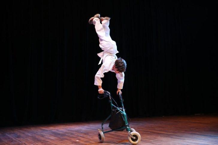 12 yaşındaki fiziksel engelli Süleyman Konukçu yaptığı akrobasi hareketleriyle izleyenleri büyüledi G4