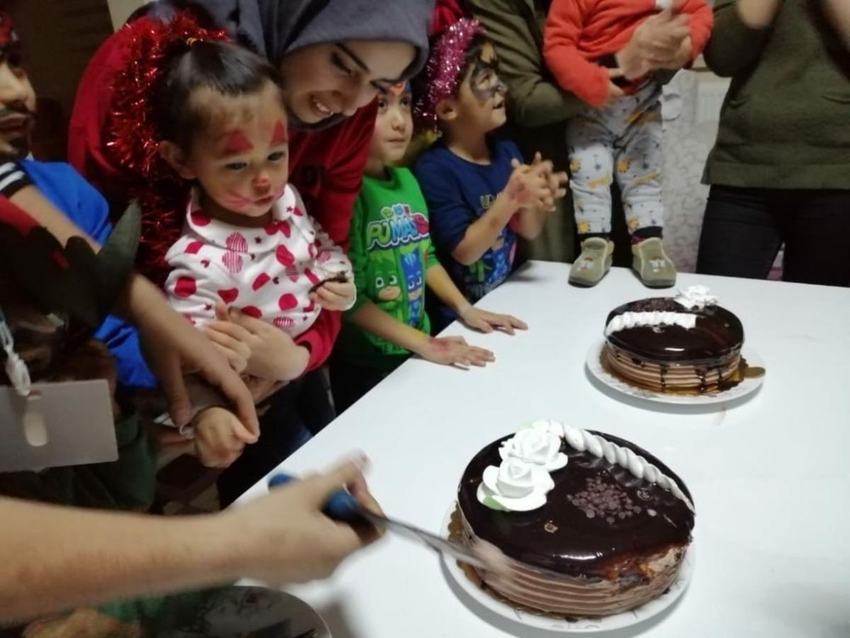 Afganlı yetim kıza 2. yaş g&uuml;n&uuml; kutlaması