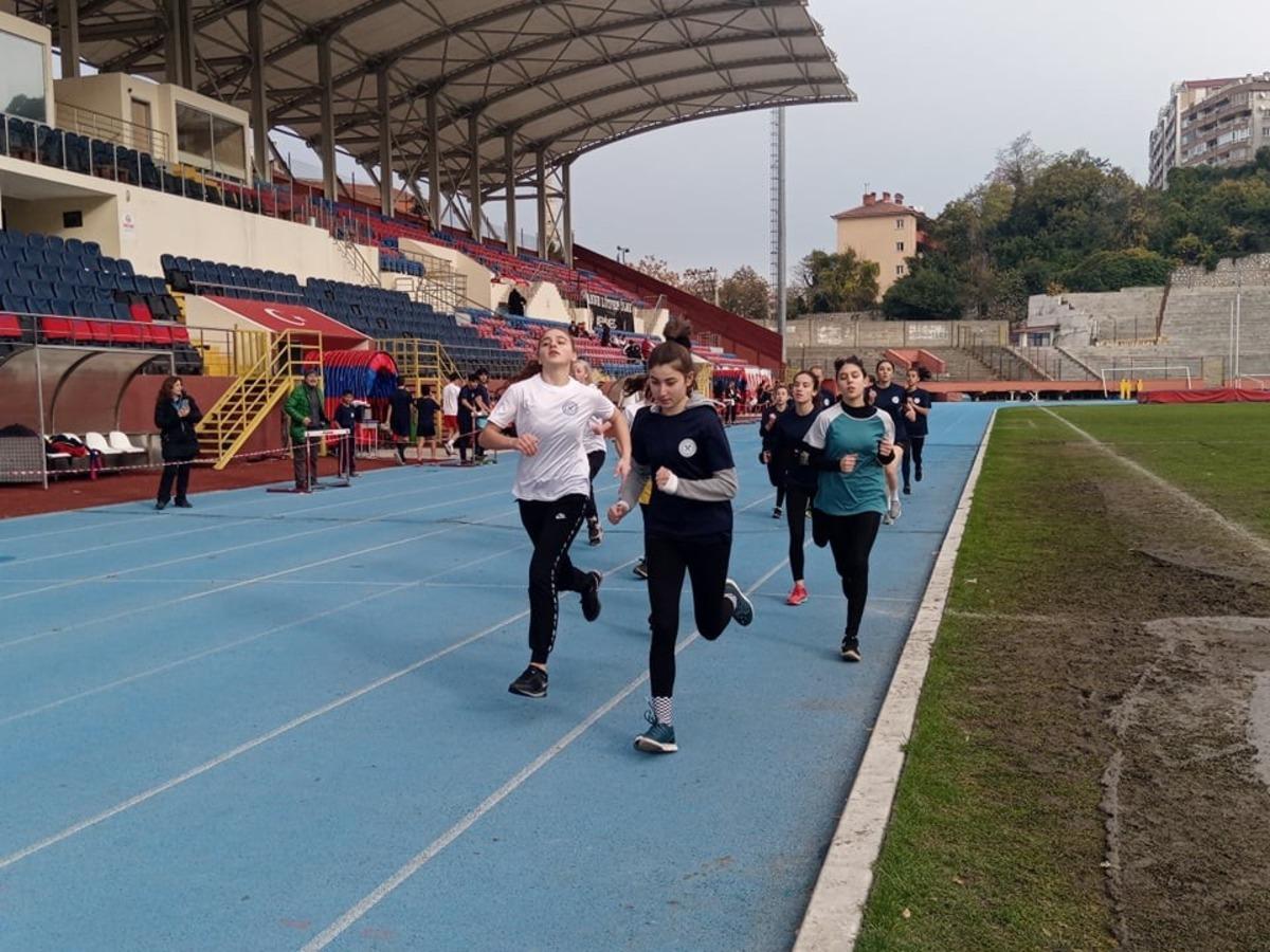 Madenciler i&ccedil;in koştular