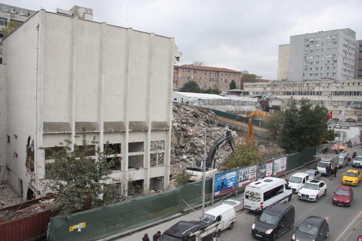 &Ccedil;apa Diş Hekimliği Fak&uuml;ltesi&rsquo;nde yıkım &ccedil;alışmaları başladı