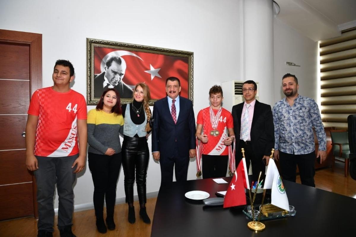 Engelli sporculardan Başkan G&uuml;rkan&rsquo;a ziyaret