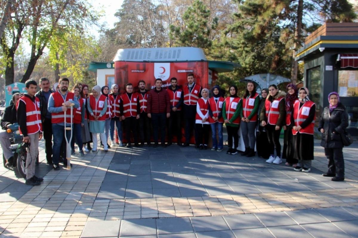Gen&ccedil; Kızılay &uuml;yeleri engelliler i&ccedil;in farkındalık oluşturdu