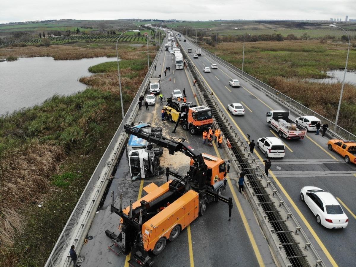 Yan yatan &ccedil;&ouml;p kamyonu TEM otoyolunu trafiğe kapattı