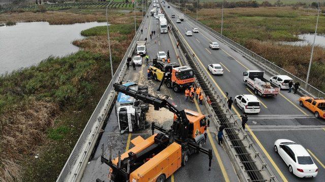 Yan yatan çöp kamyonu TEM otoyolunu trafiğe kapattı
