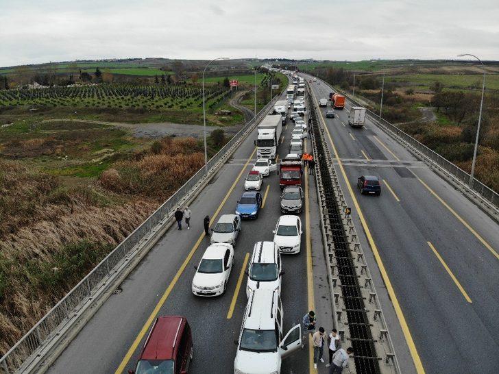 Yan yatan çöp kamyonu TEM otoyolunu trafiğe kapattı G2