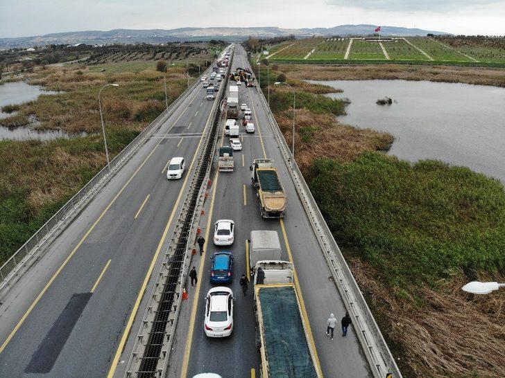 Yan yatan çöp kamyonu TEM otoyolunu trafiğe kapattı G3