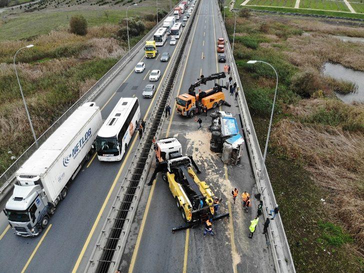 Yan yatan çöp kamyonu TEM otoyolunu trafiğe kapattı G4