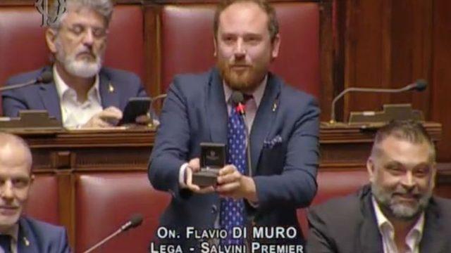 'İtalyan Parlamentosu'ndaki evlenme teklifi mizansendi'