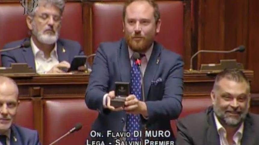 'İtalyan Parlamentosu'ndaki evlenme teklifi mizansendi'