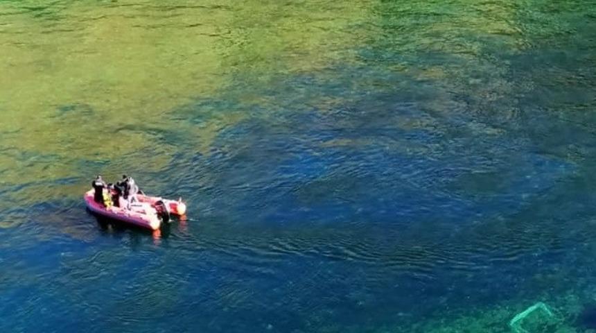 Nehre d&uuml;şen kamyonet s&uuml;r&uuml;c&uuml;s&uuml;n&uuml; arama &ccedil;alışmaları s&uuml;r&uuml;yor