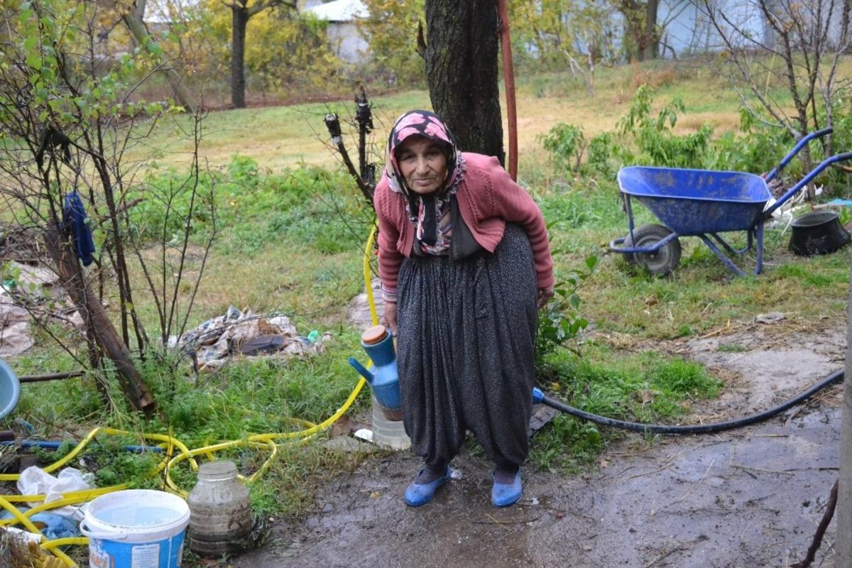 30 yıldır evine su taşıyor