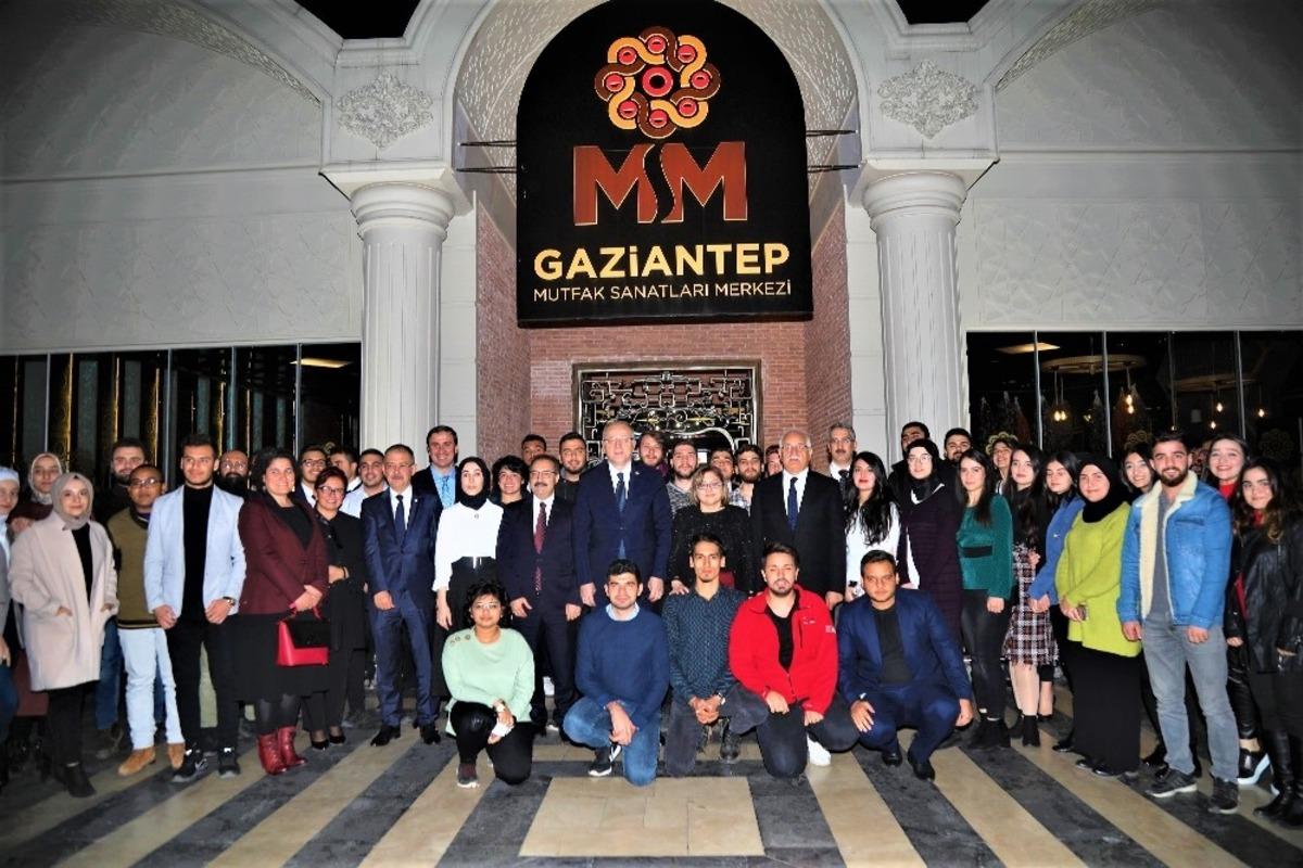 B&uuml;y&uuml;kşehir Belediye Başkanı Fatma Şahin &uuml;niversite &ouml;ğrencileri ile buluştu