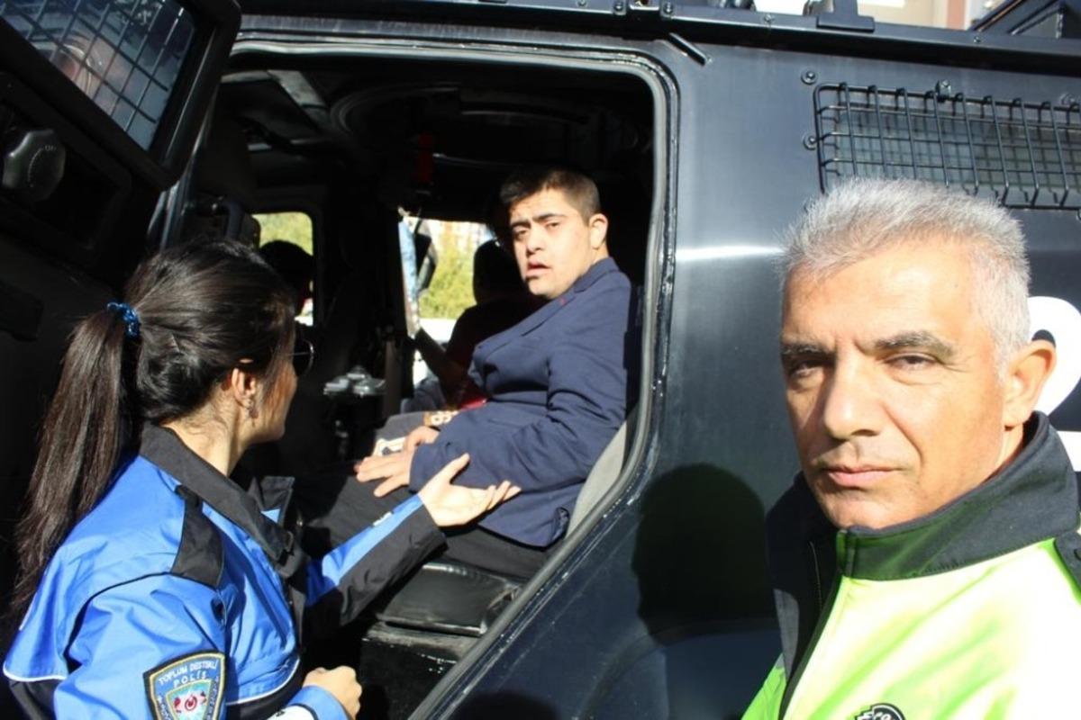 Engelli &ccedil;ocuklar polis oldu
