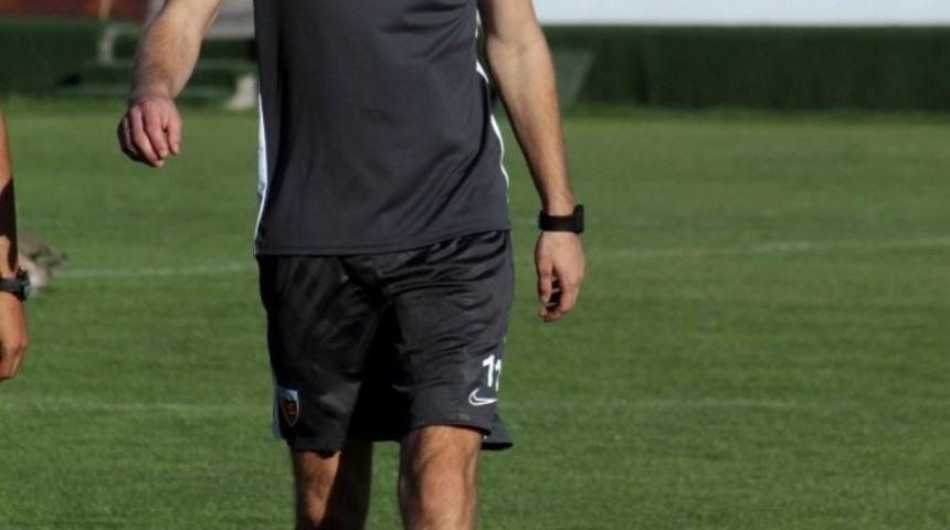 Artem Kravets ilk kez forma giydi