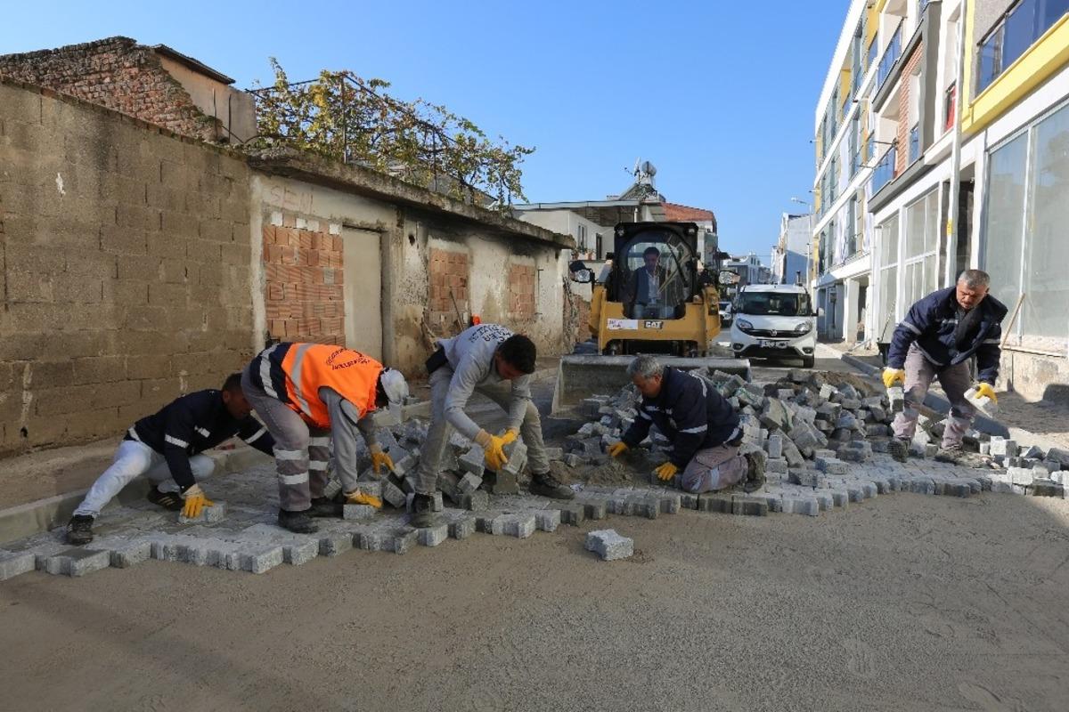 Ata Mahallesi&rsquo;nde yol yenileme &ccedil;alışmaları s&uuml;r&uuml;yor