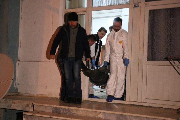 Eşini 32 yerinden bıçaklayarak öldürmüştü! Mahkemede şoke eden ifade G3