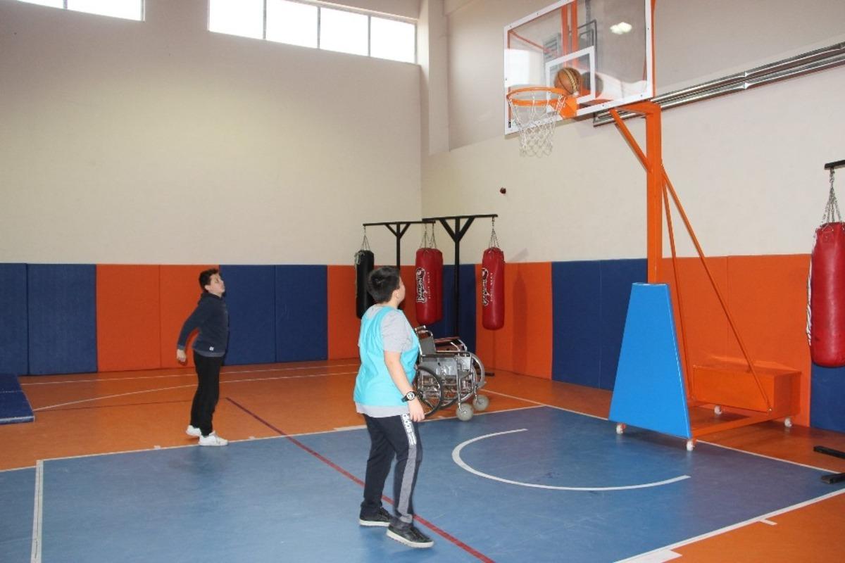 G&ouml;z bandı takıp arkadaşlarının d&uuml;nyasını g&ouml;rd&uuml;ler
