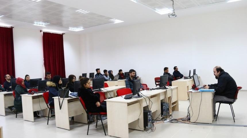 Ortaokul &ouml;ğretmenlerine NEV&Uuml;&rsquo;de &ldquo;Web Tasarımı ve Programcılığı Kursu&rdquo;