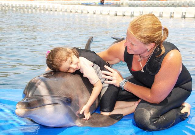 Yunuslarla yüzme programı, otizmli çocuklara umut oluyor