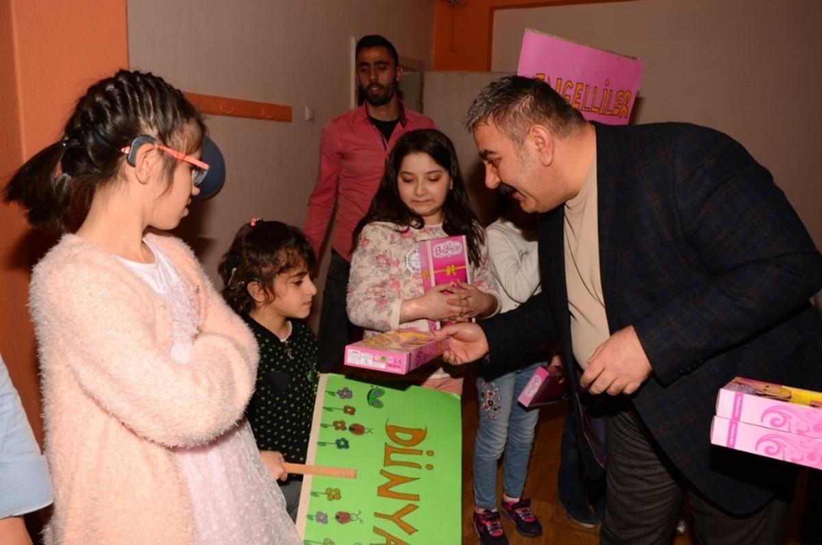 Başkan Sunar&rsquo;dan ilgi &ouml;zel &ouml;ğrencilerden sevgi