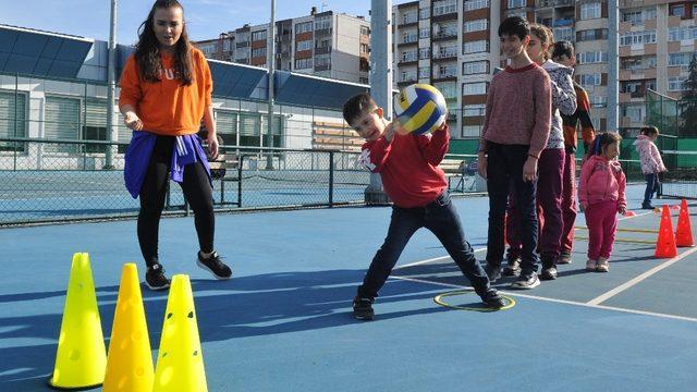 Özel bireyler Beşirli Spor Kompleksinde doyasıya bir gün geçirdiler
