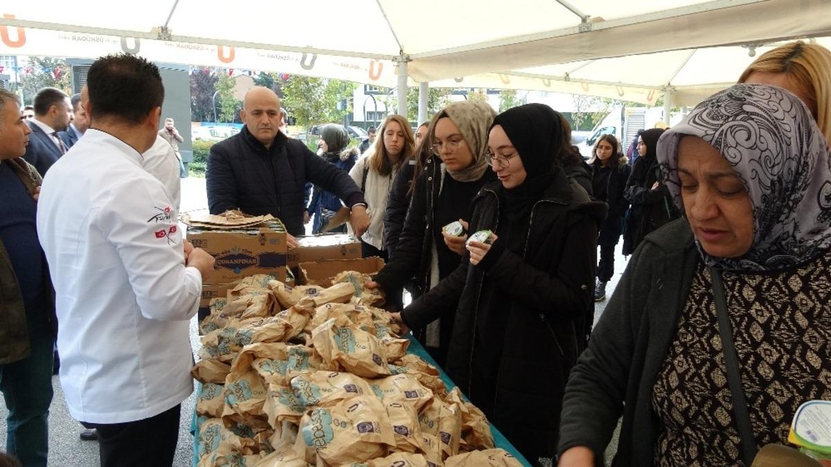 &Uuml;sk&uuml;dar&rsquo;da ikinci Tebess&uuml;m Kahvesinin a&ccedil;ılışına yıldız yağmuru