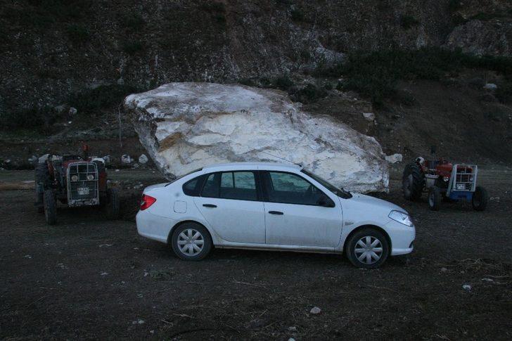 Denizli'de devasa kaya mahallenin üzerine yuvarlandı G2