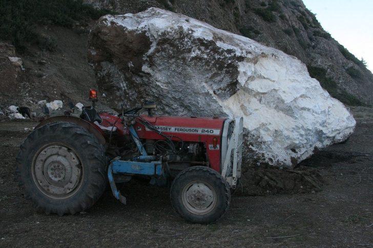 Denizli'de devasa kaya mahallenin üzerine yuvarlandı G3