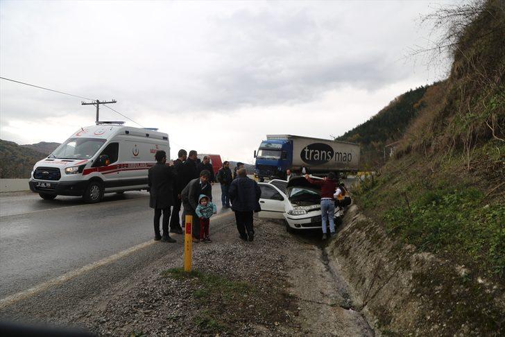 Kastamonu'da tırla otomobil çarpıştı: 3 ölü, 2 yaralı G1
