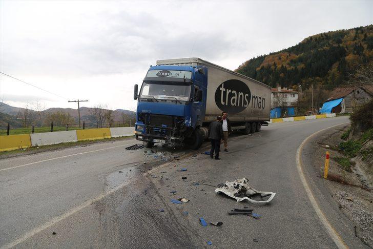 Kastamonu'da tırla otomobil çarpıştı: 3 ölü, 2 yaralı G3